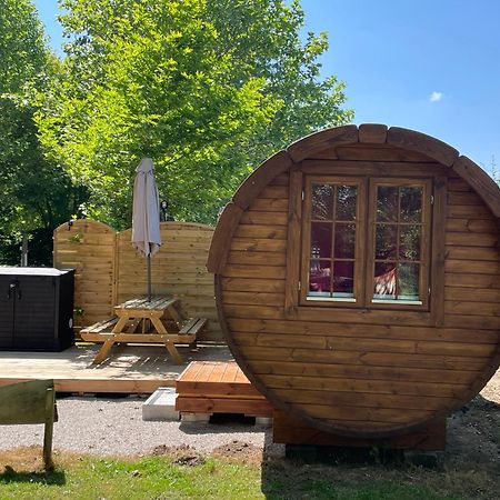 Tonneau Herbergement Insolite Au Camping Des Nieres Ebreuil Exterior foto