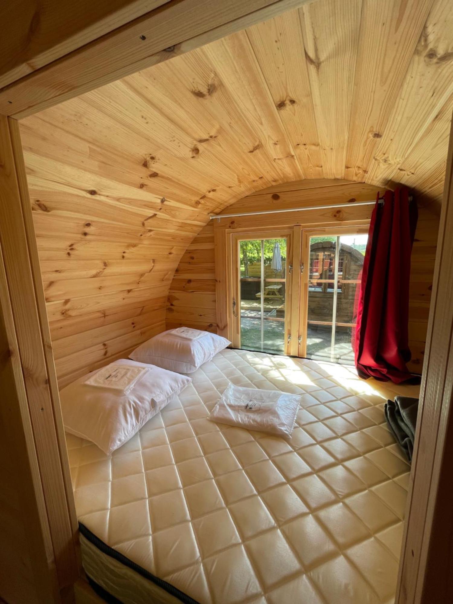 Tonneau Herbergement Insolite Au Camping Des Nieres Ebreuil Exterior foto