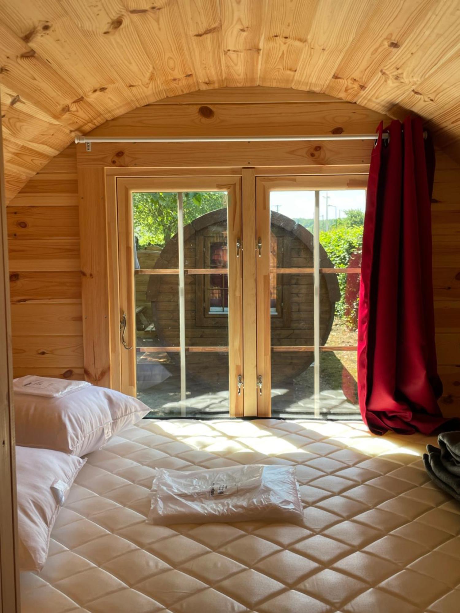 Tonneau Herbergement Insolite Au Camping Des Nieres Ebreuil Exterior foto