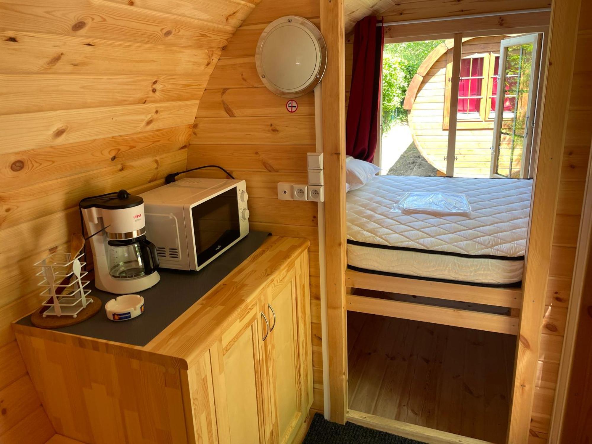 Tonneau Herbergement Insolite Au Camping Des Nieres Ebreuil Exterior foto